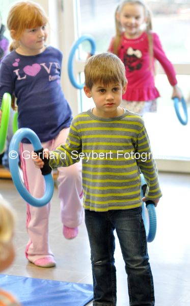 NV Parkinson-Gruppe bergibt Bewegungsgerte an Kindergartenkinder